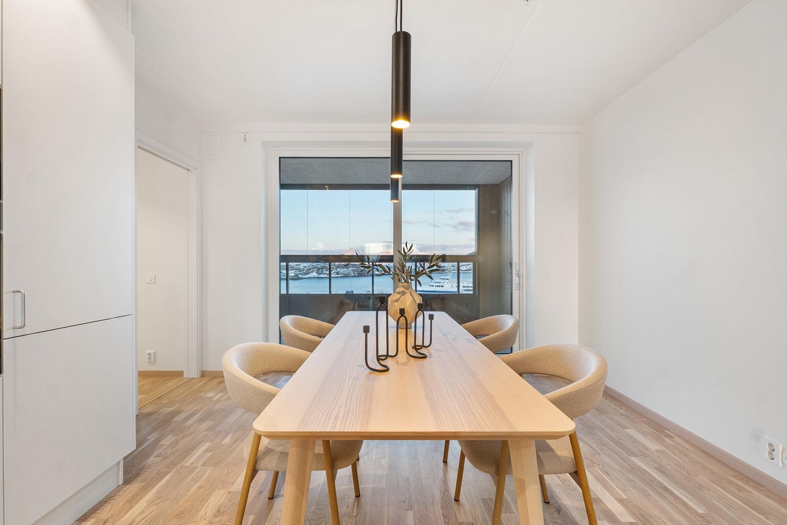 Den gjennomgående planløsningen gir naturlig flyt mellom rommene og rikelig med dagslys hele dagen. Galleribilde