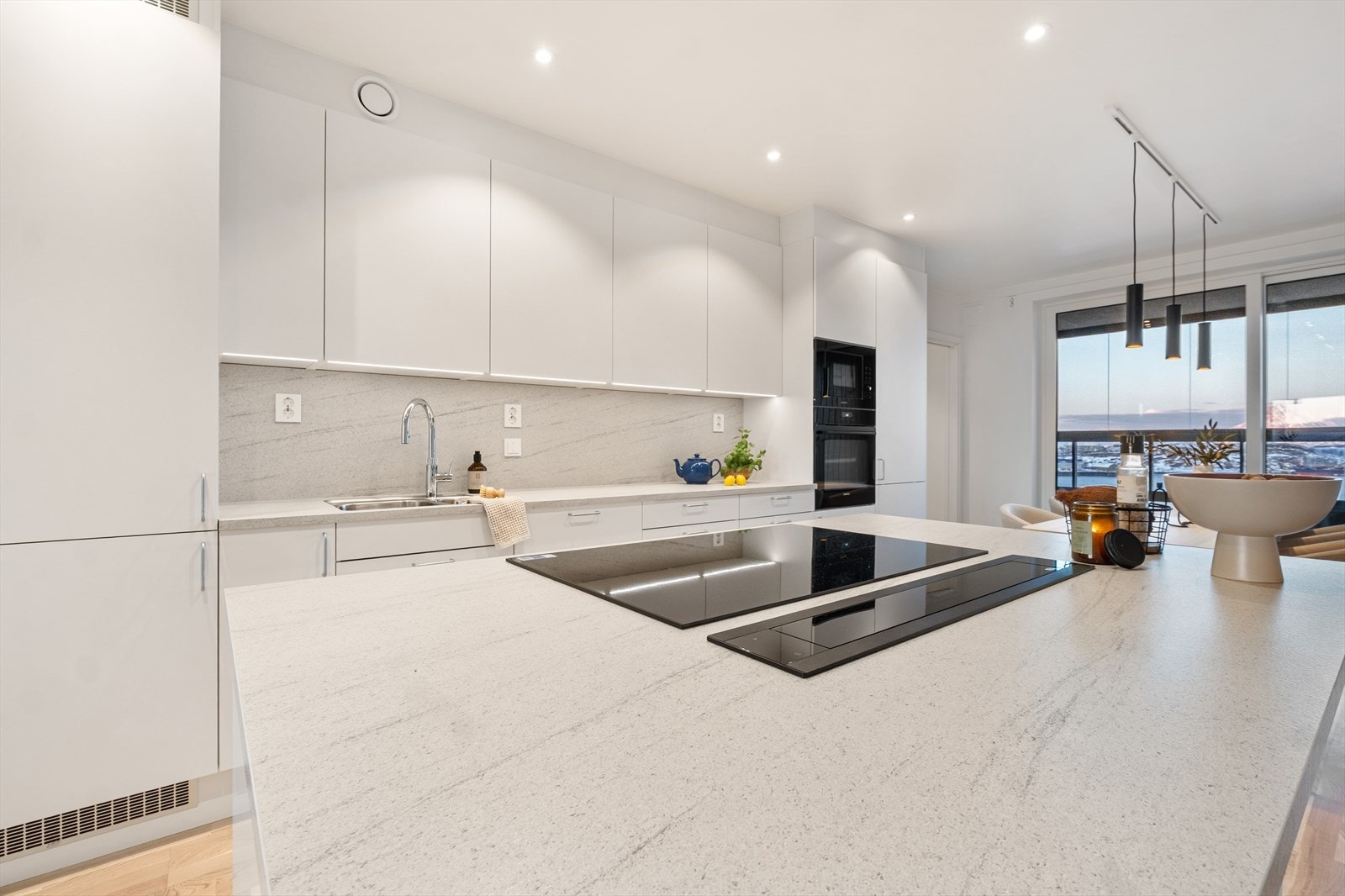 Den romslige kjøkkenøya fungerer som et naturlig samlingspunkt i rommet. Galleribilde