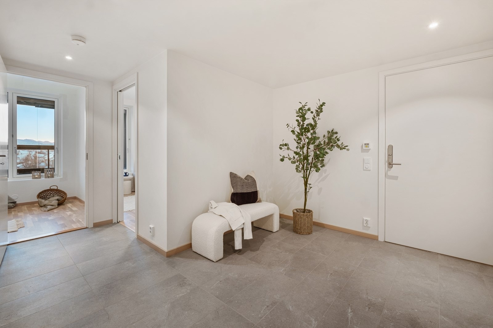 Du ønskes velkommen inn i en svært romslig og luftig entré. Galleribilde