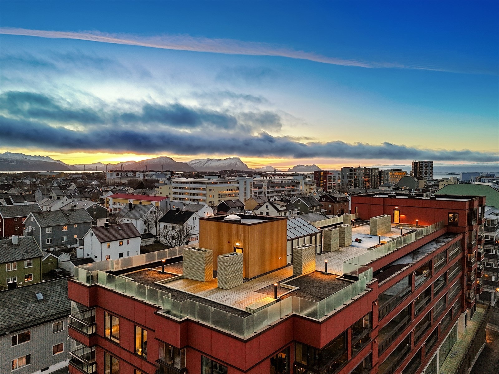 Som beboer har du tilgang til fantastiske fasiliteter, blant annet en stor takterrasse med vinterhage og panoramautsikt. Galleribilde