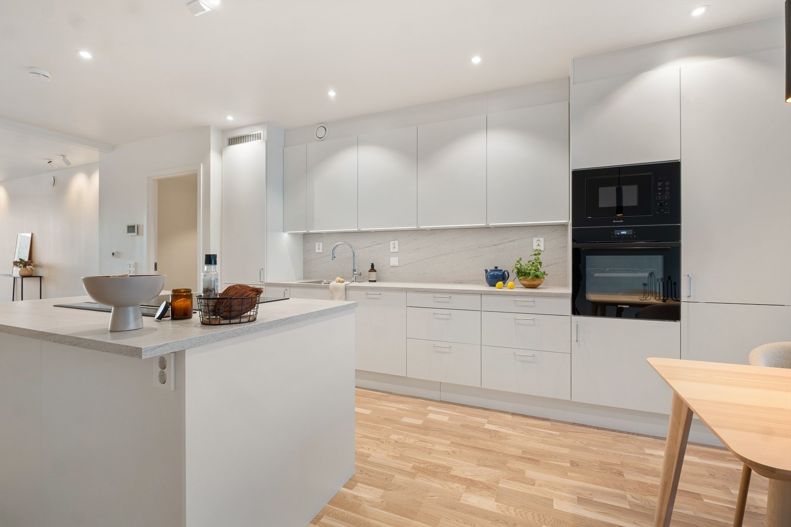 Integrerte hvitevarer som kjøl/fryseskap, oppvaskmaskin, komfyr, mikro og induksjonstopp medfølger. Galleribilde