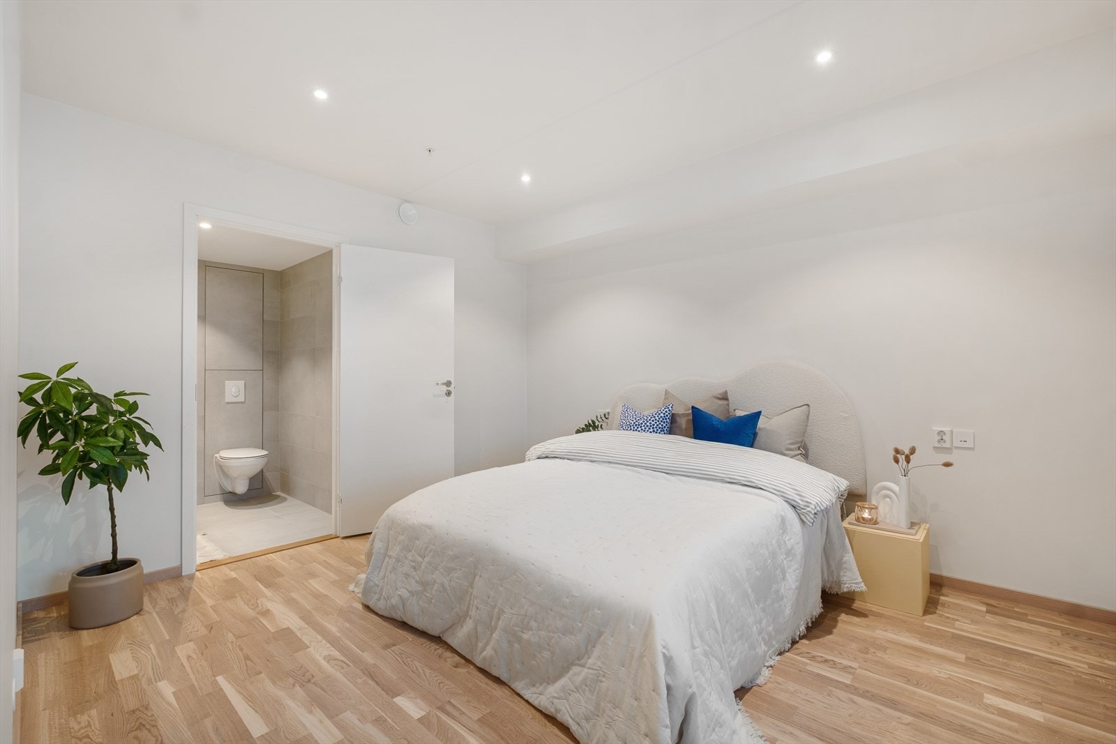 Hovedsoverommet har direkte adkomst til eget, privat baderom. Galleribilde