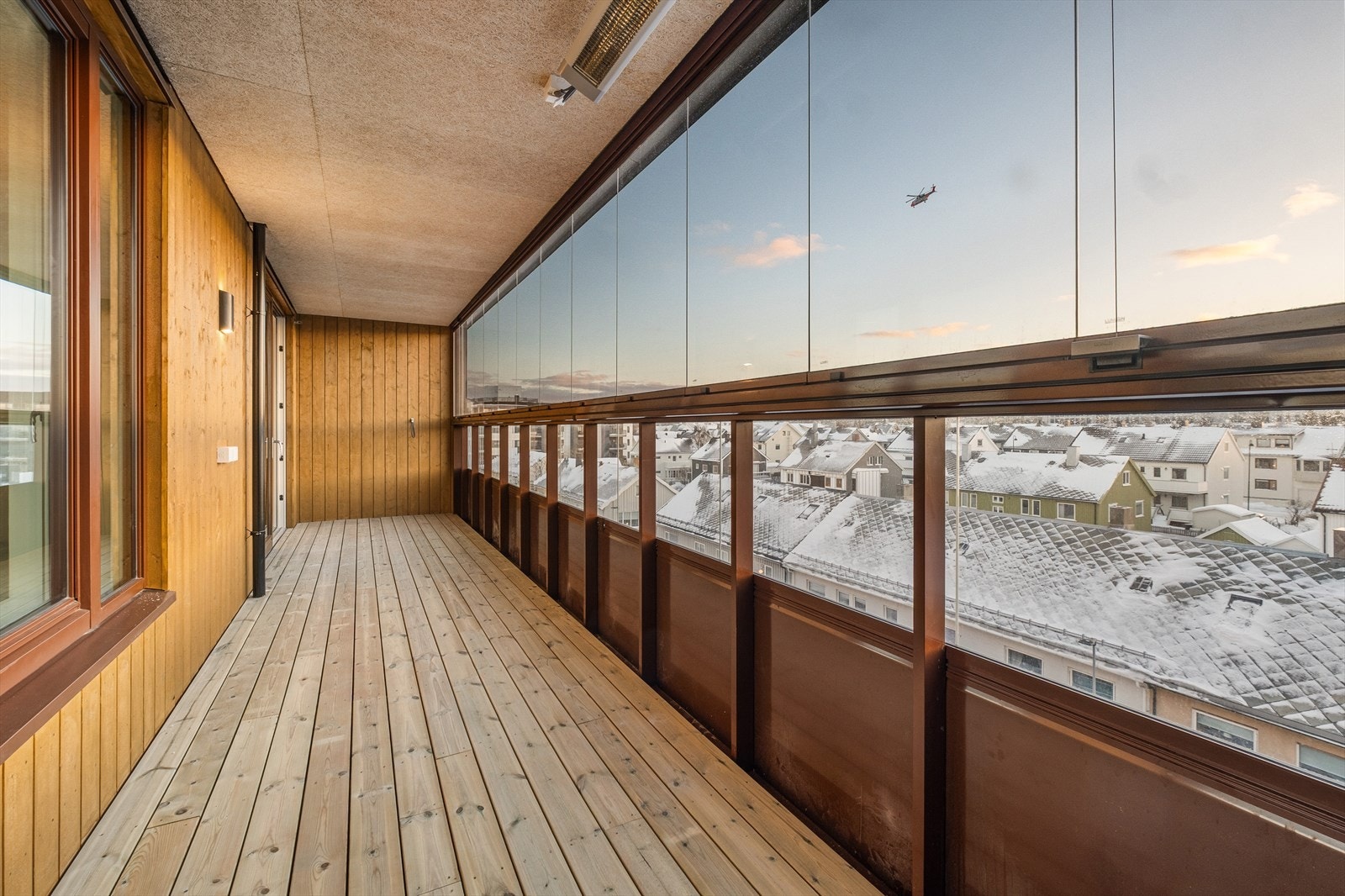 Balkongene har skyvefelt i glass, noe som gjør dem til anvendelige uterom store deler av året. Galleribilde