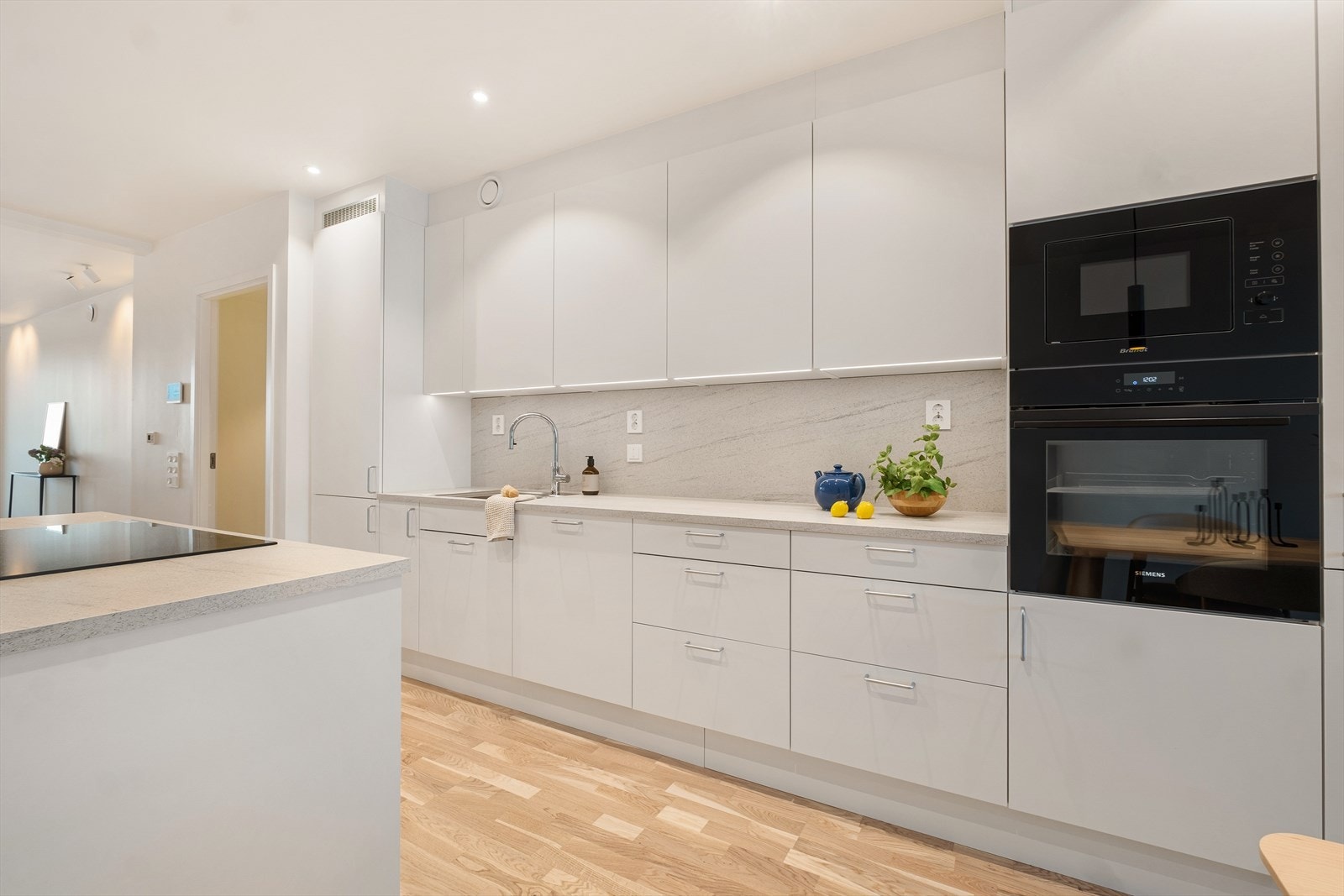 Stekeovn og mikrobølgeovn er montert i ergonomisk arbeidshøyde. Galleribilde