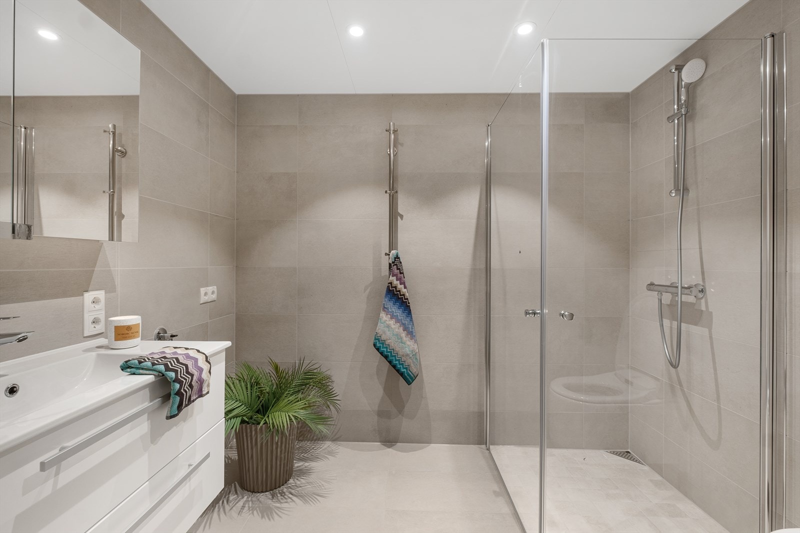 Boligen inneholder to delikate, flislagte bad. Begge bad har vannbåren gulvvarme, balansert ventilasjon og downlights i himlingen. Galleribilde