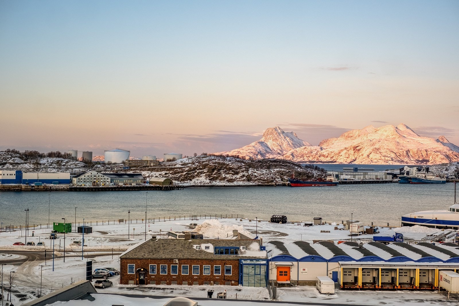 Nydelig utsikt over fjord og fjell, hvor man også kan oppleve det magiske nordlyset danse over himmelen. Galleribilde