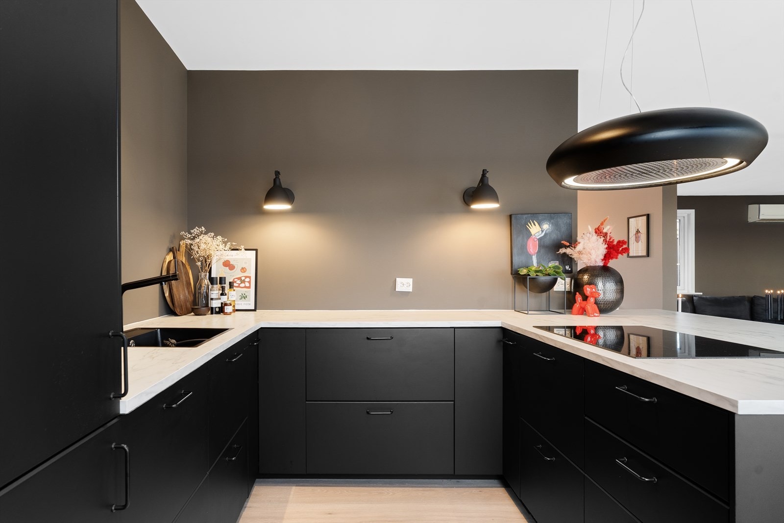 Flott og moderne Ikea kjøkken med glatte fronter og integrerte hvitevarer. Galleribilde