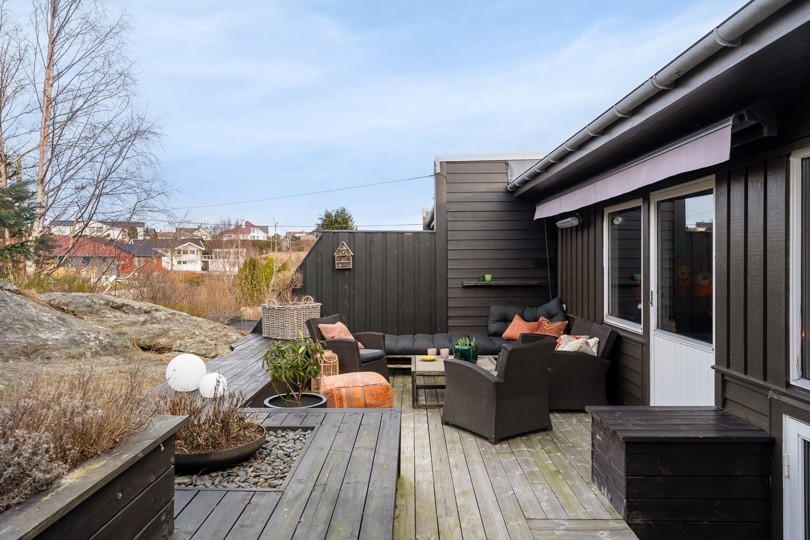 Flott uteområdet med stor terrasse. Galleribilde