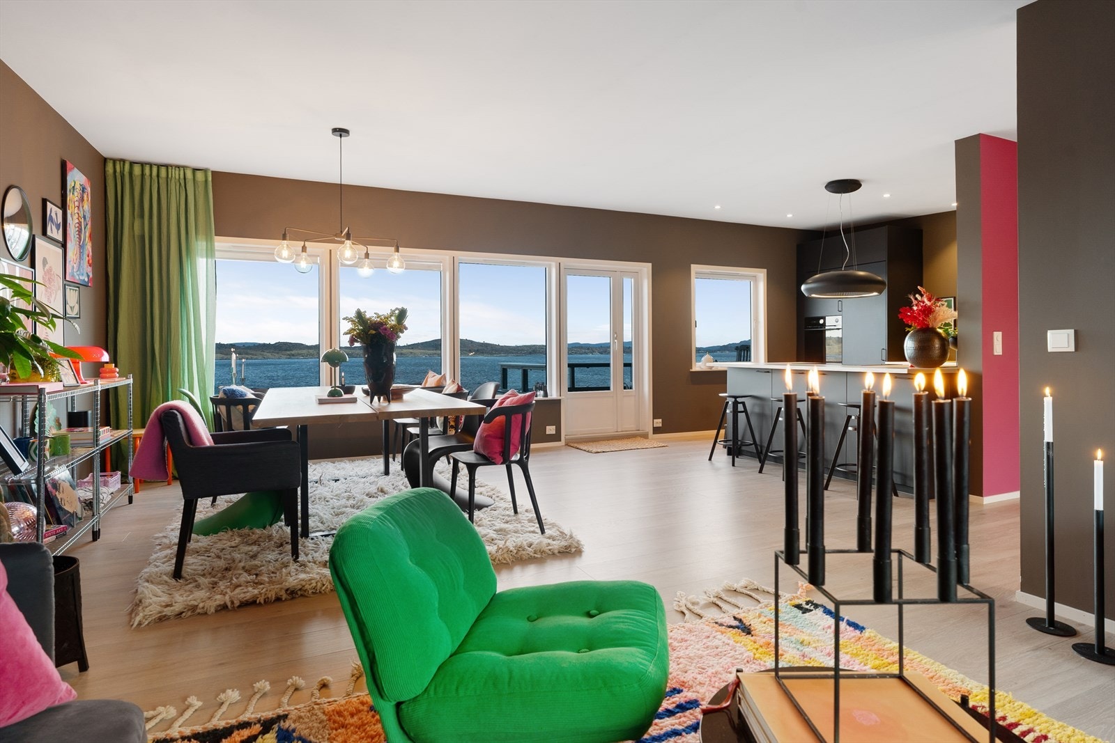 Åpen og sosial løsning med naturlig flyt mot kjøkken Galleribilde