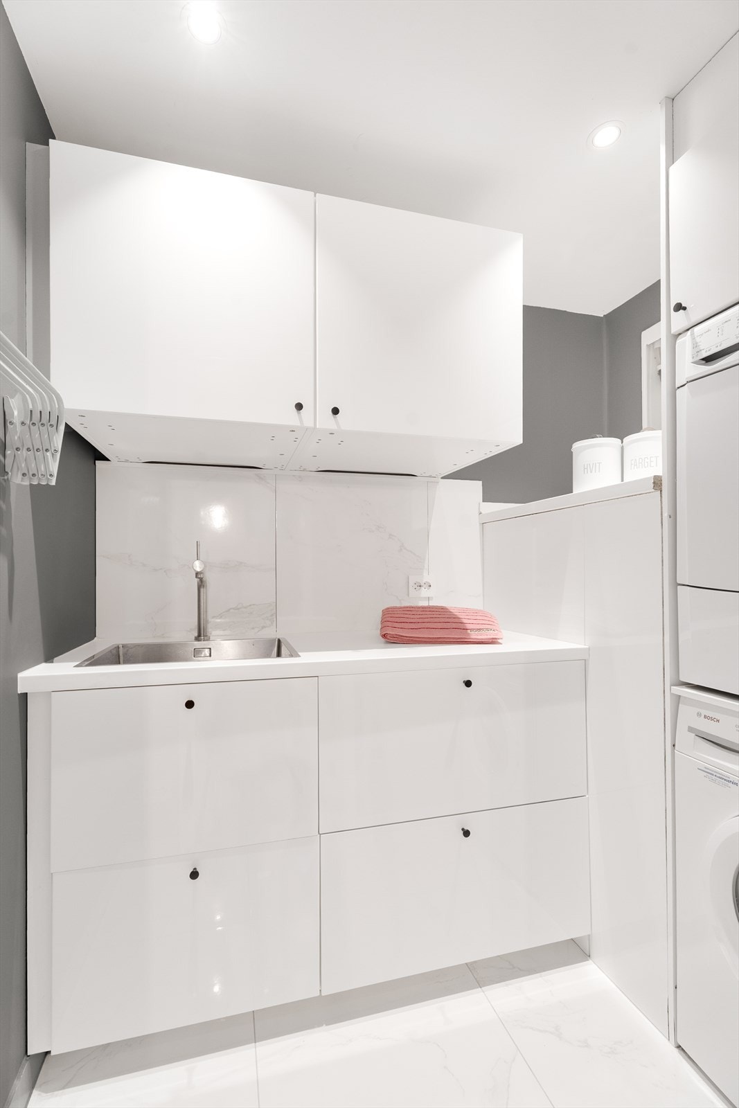 Vaskerommet har har pen og praktisk innredning med vask i seksjon. Galleribilde