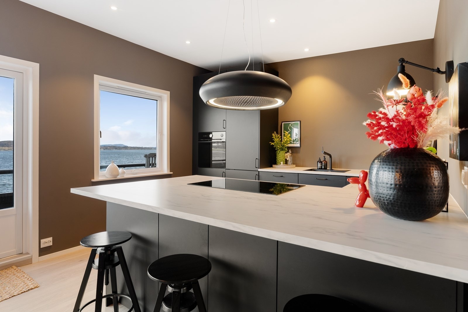 Rikelig med skap- og benkeplass gir et funksjonelt og praktisk kjøkken. Galleribilde