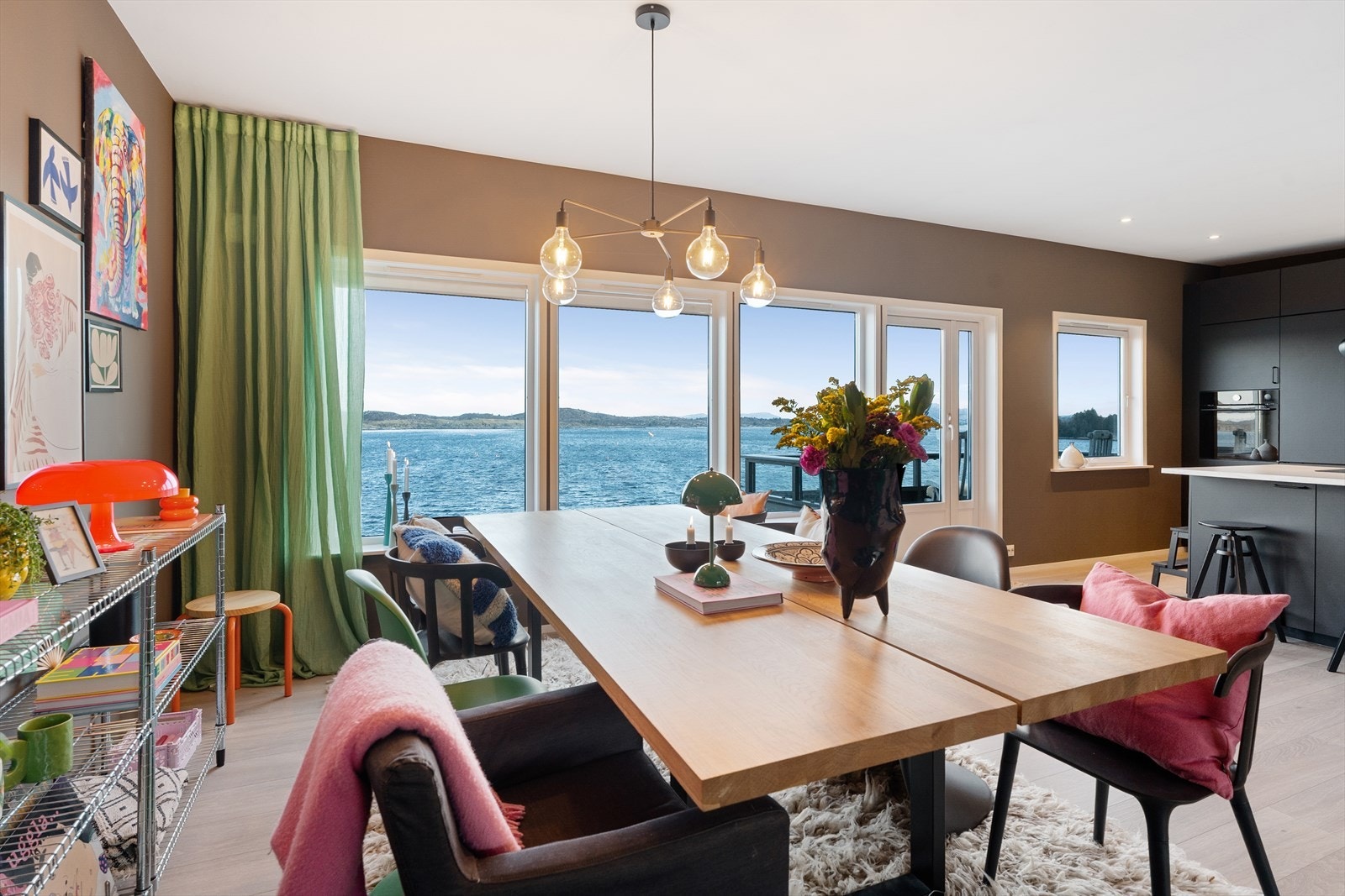 Nydelig sjøutsikt som kan nytes både fra stue og kjøkken. Galleribilde