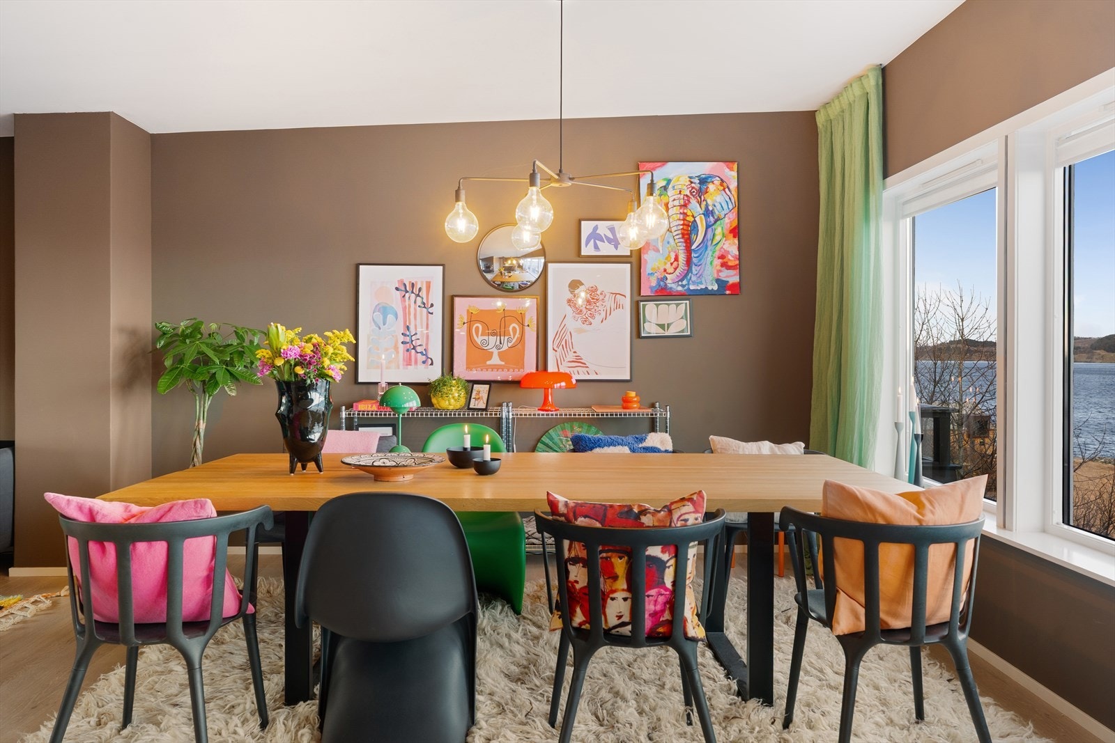 God plass til både sofagruppe og større spisemøbler. Galleribilde