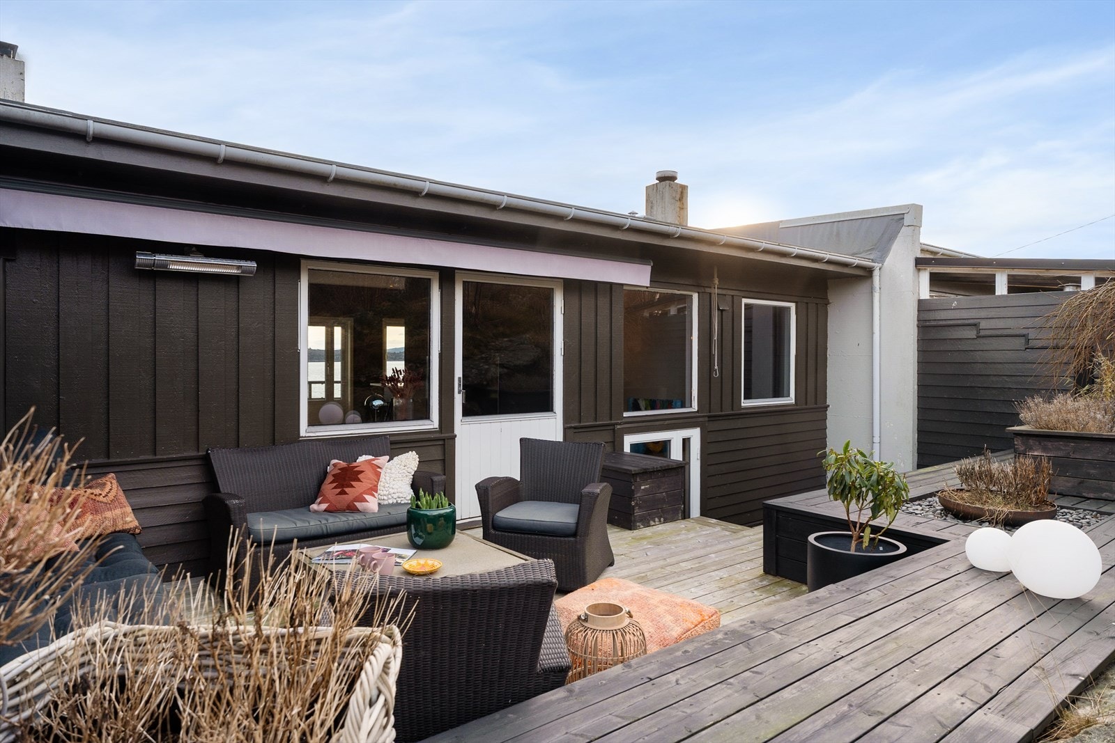 Utgang til uteområdet fra stue, det er også trapp ned til første etasje. Galleribilde