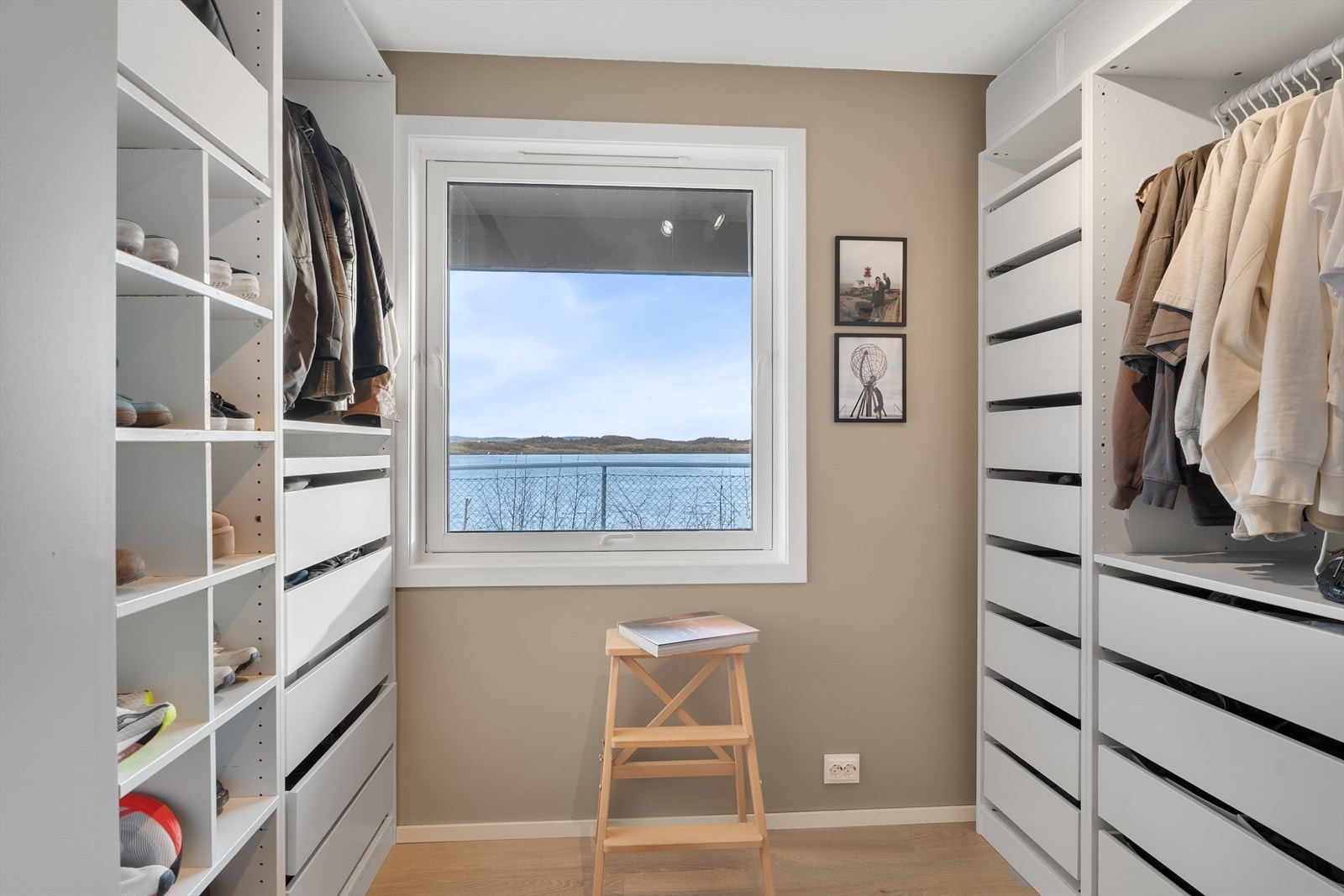 Praktisk garderoberom som tidligere har vært benyttet som soverom Galleribilde