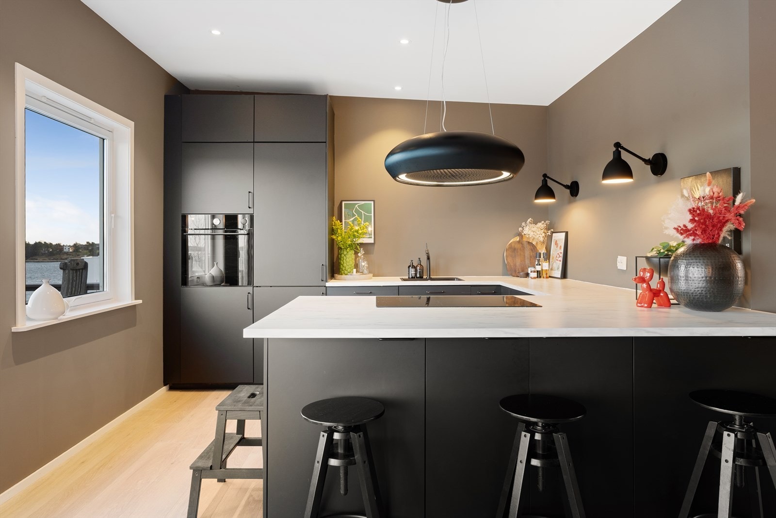 Delikate farger og moderne uttrykk med gjennomgående god kvalitet Galleribilde