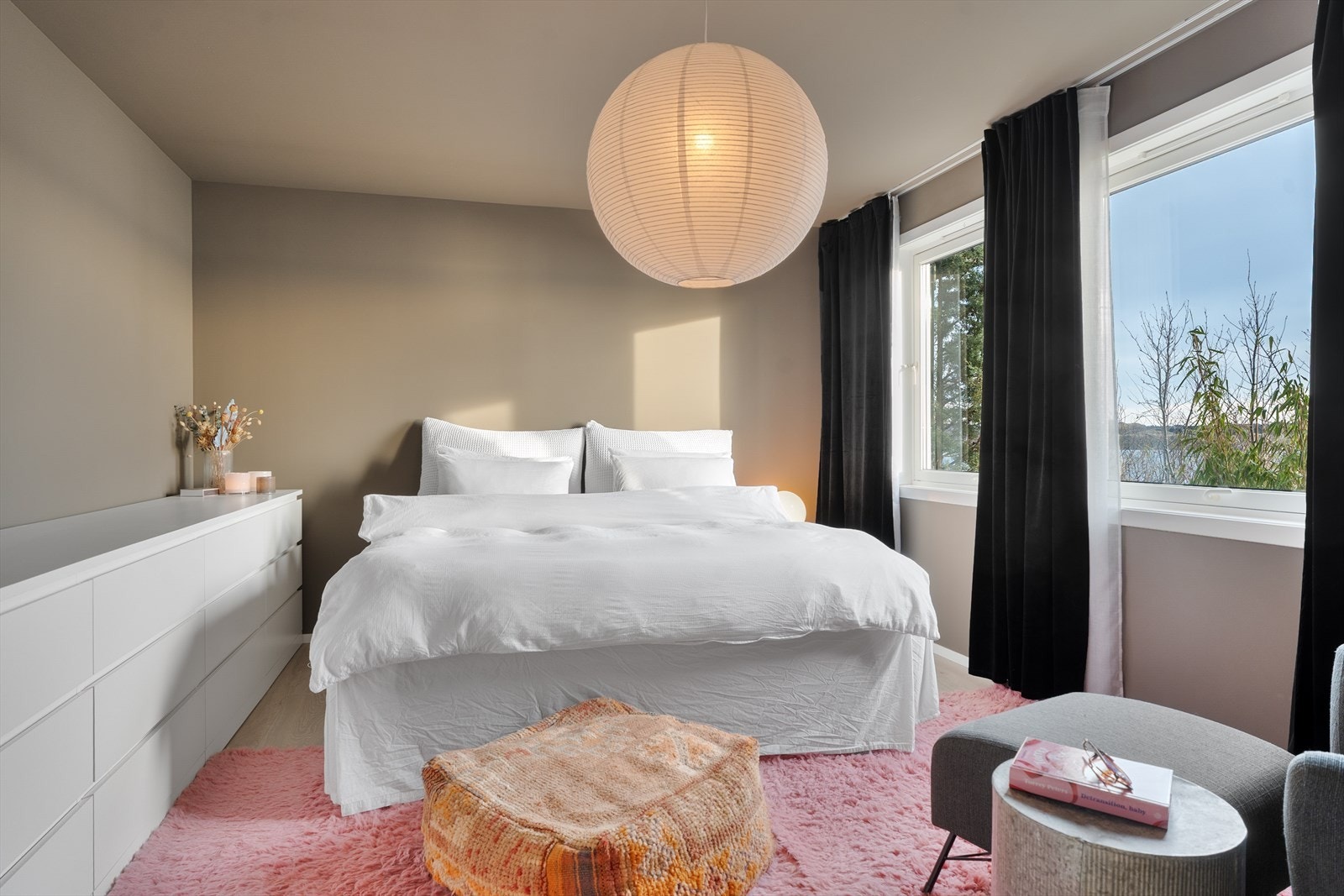 Romslig soverom i 1. etasje. Galleribilde