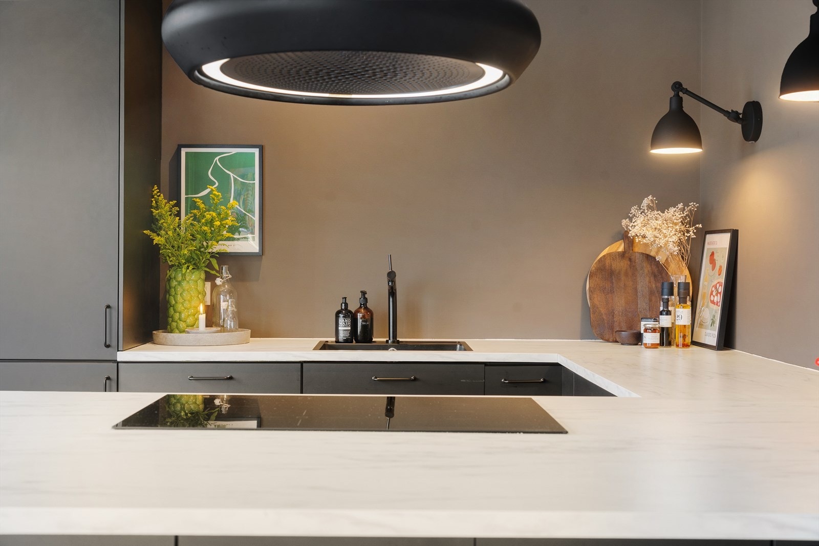 Stilren og eksklusiv kjøkkenvifte av modell og merke WITT Precious - et tydelig blikkfang i rommet. Galleribilde