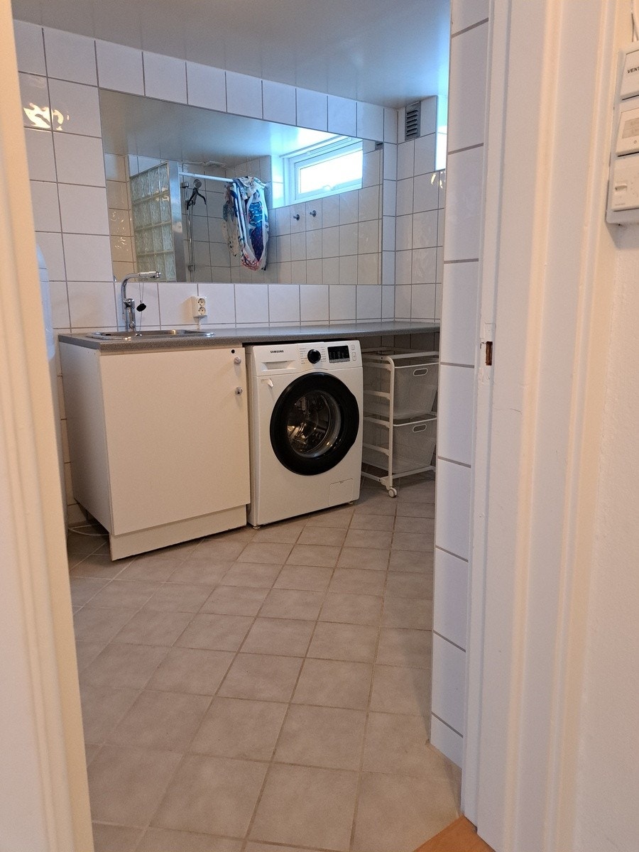 Vaskerom med vaskemaskin Galleribilde