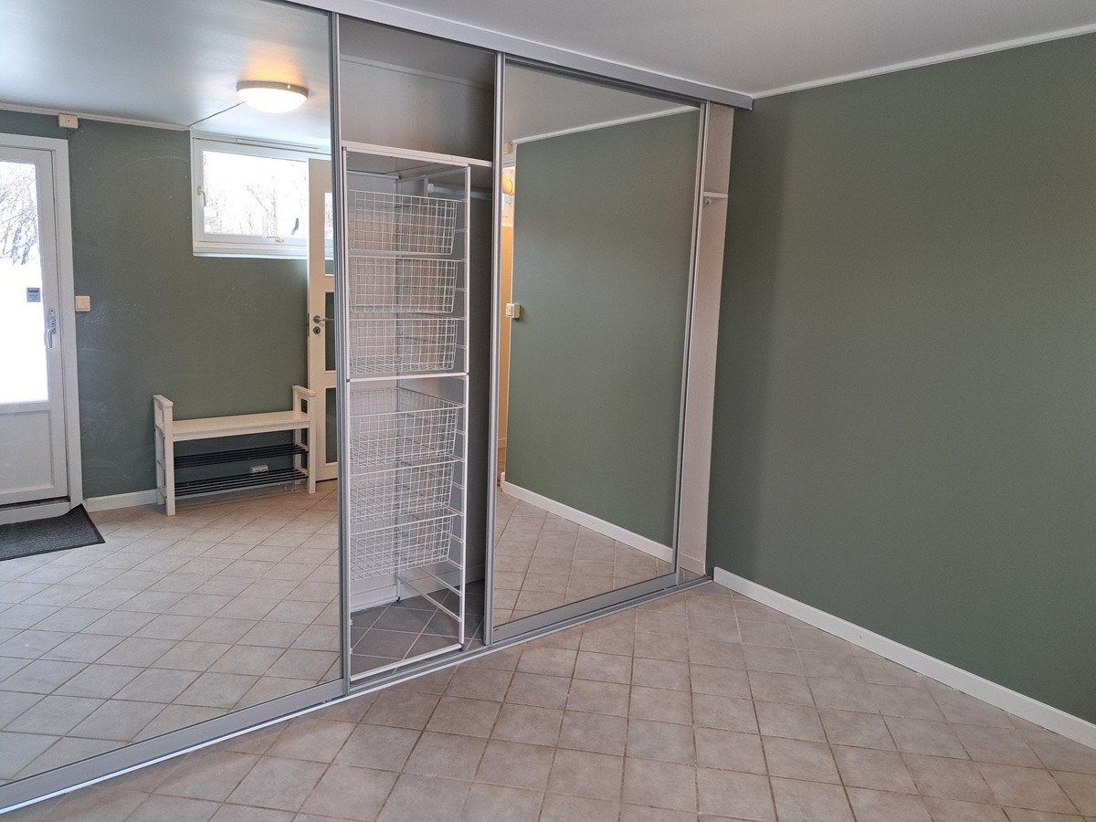 Inngangsparti med garderobe. Galleribilde