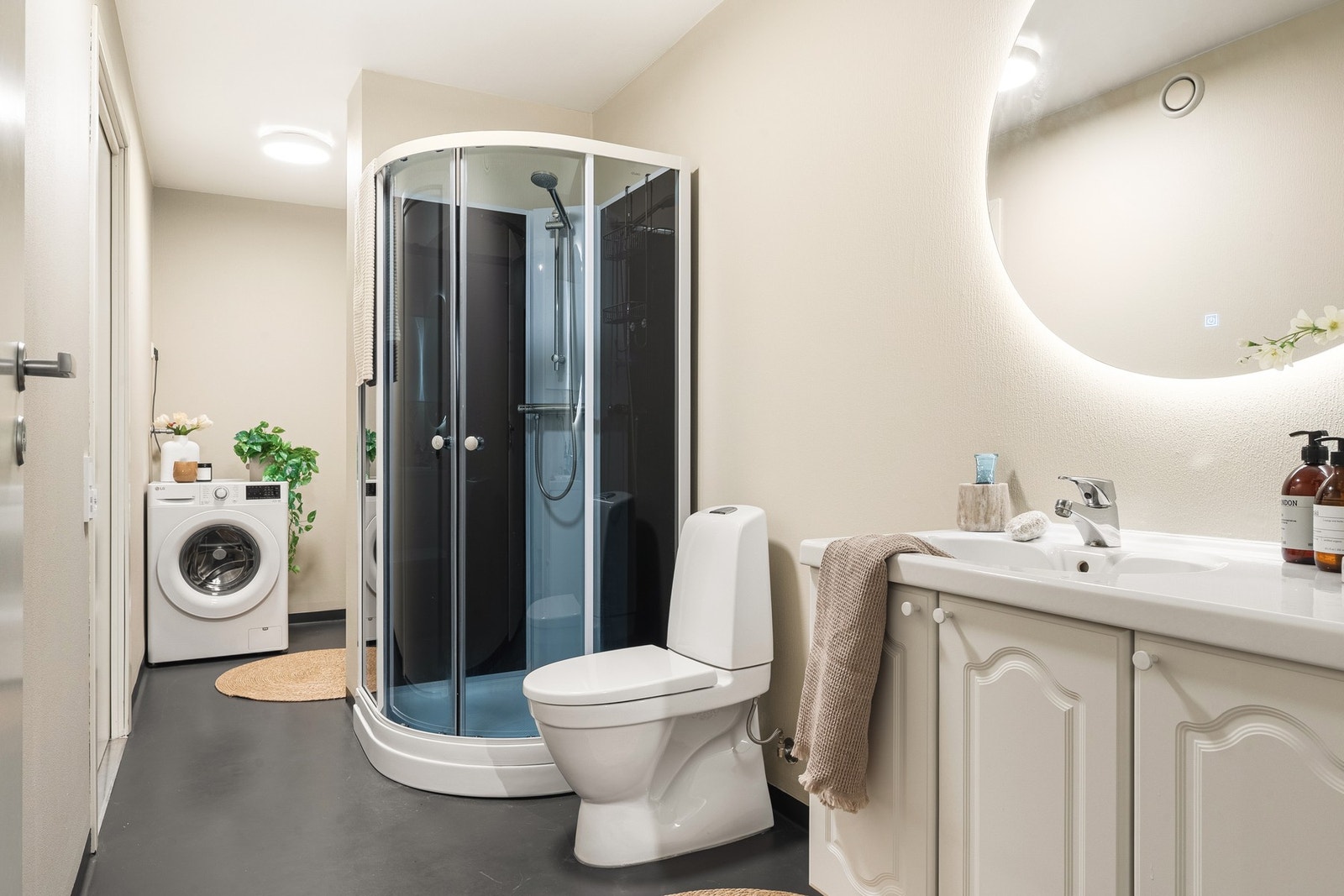 Til høyre for gangen ligger badet på 8,4 m², som er utstyrt med varmekabler. Galleribilde