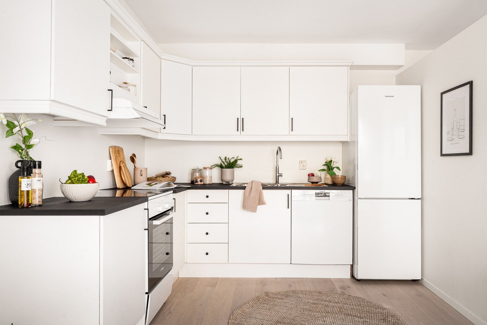 Kjøkkeninnredningen består av slette fronter, laminat benkeplate, over benkeplaten er det benyttet malte flater, stål oppvaskkum og ventilator. Galleribilde