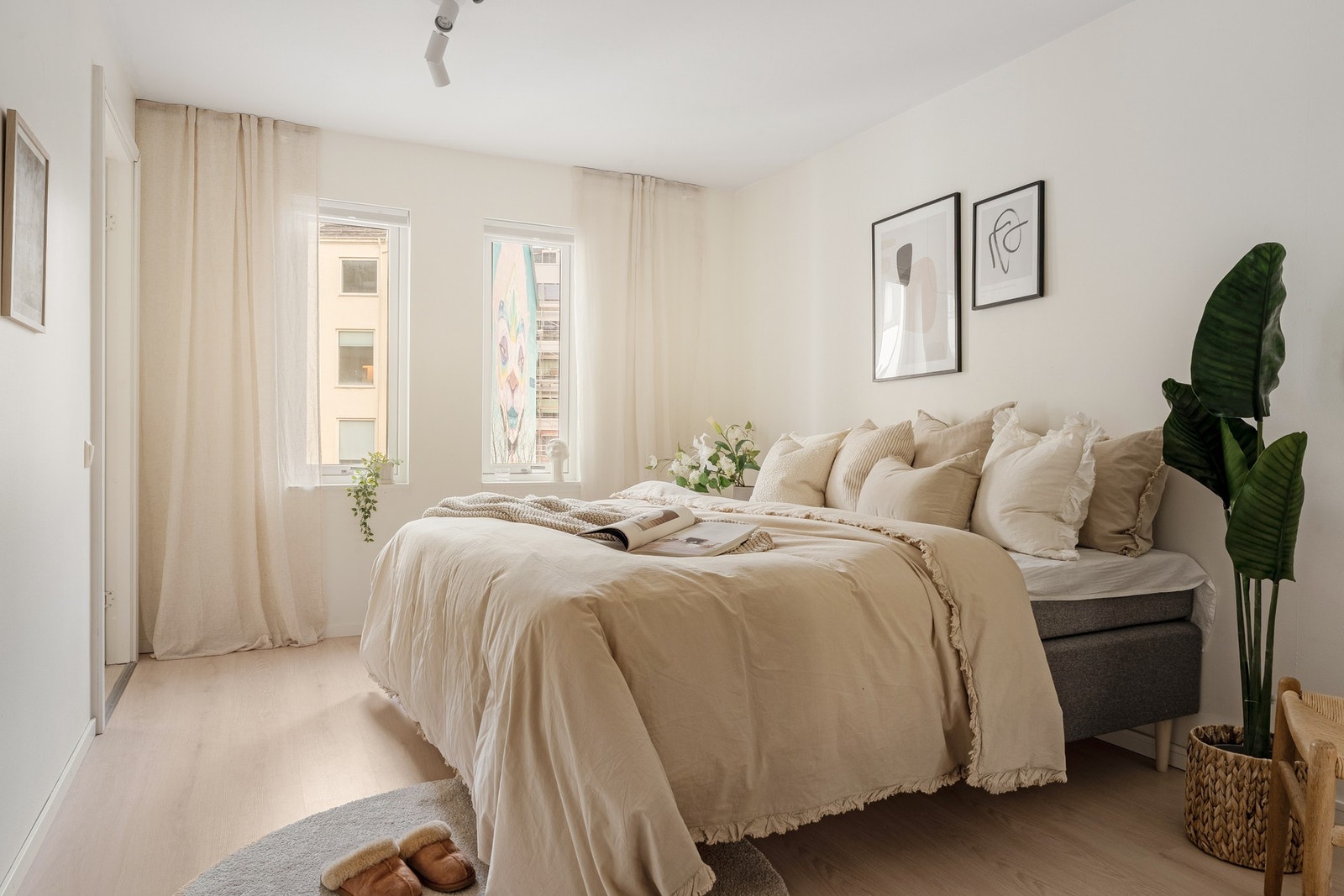 Her er det godt plass til å møblere med dobbeltseng, garderobeskap og nattbord. Galleribilde