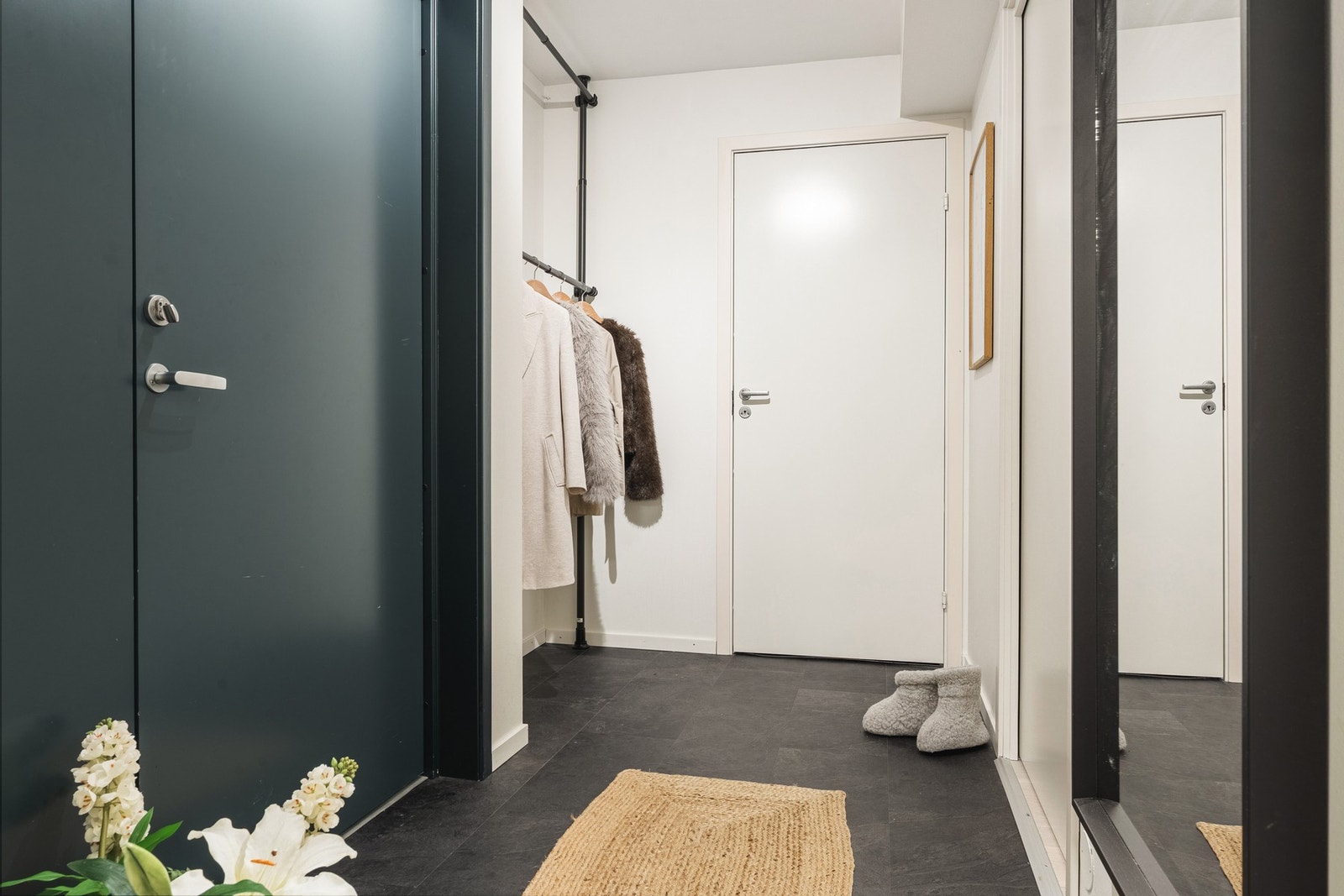 Velkommen inn! Det første som møter deg er en romslig gang på 4,1 m². Galleribilde