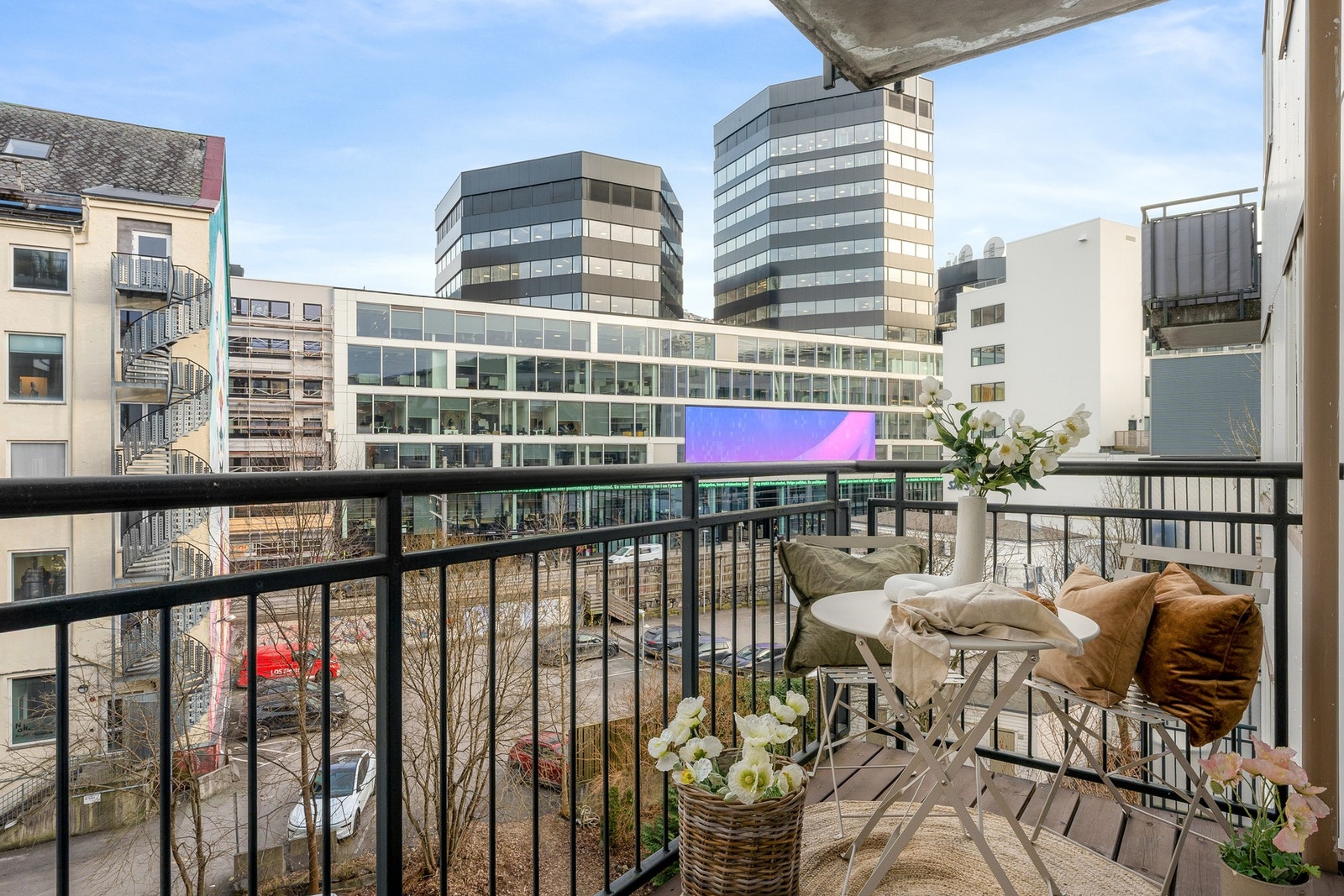 Balkongen har en rolig beliggenhet mot bakgården og ideell for morgenkaffen. Galleribilde