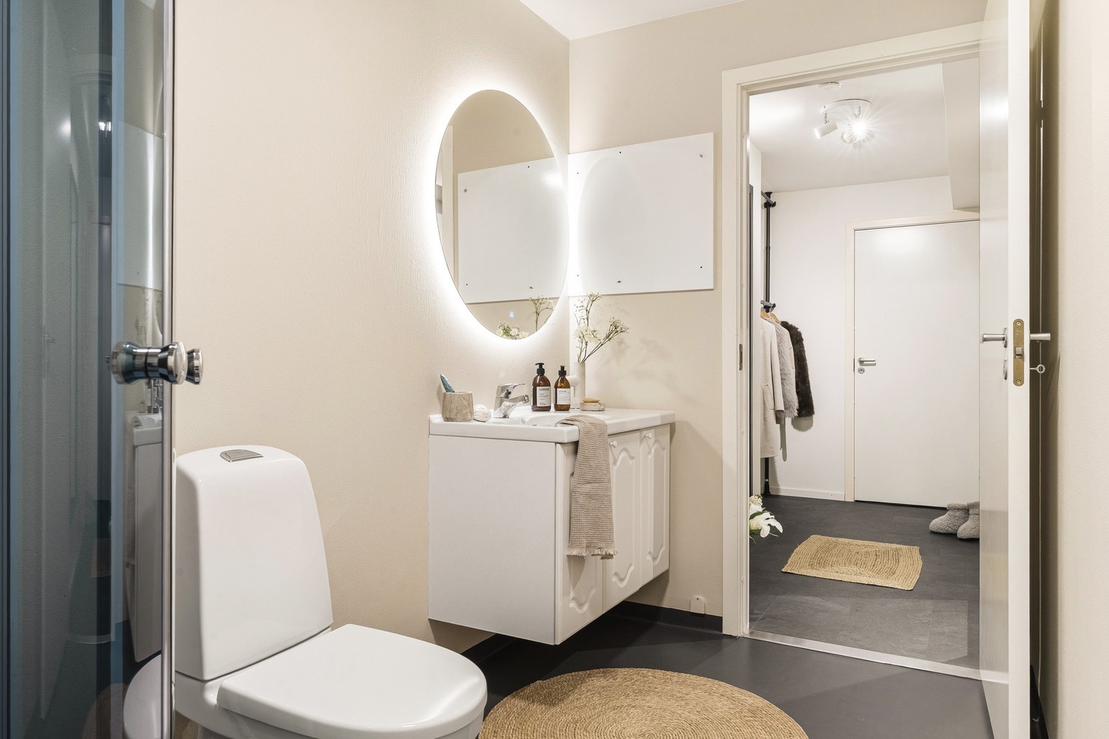 Badet har nytt toalett fra 2023 med ny pakning fra 2026, helstøpt servant, nytt speil med integrert lys fra 2026, samt skap under servant med profilerte fronter. Galleribilde