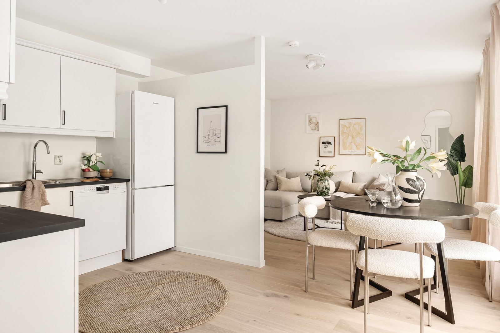 Fra stuen er det enkel tilkomst til kjøkkenet på 11,4m². Galleribilde