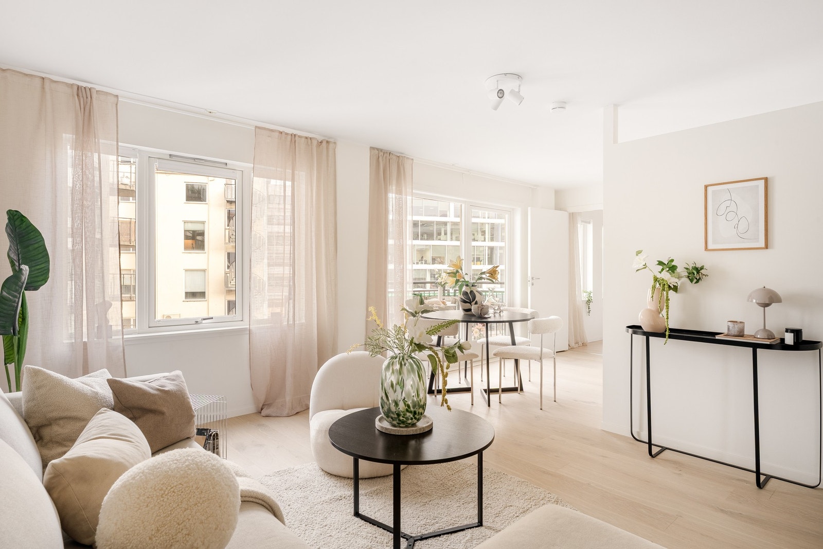 Hans Tanks Gate 8 presenteres av Fabian Haukedal og Helena Hordvik Punt ved Bergby & Partners Galleribilde