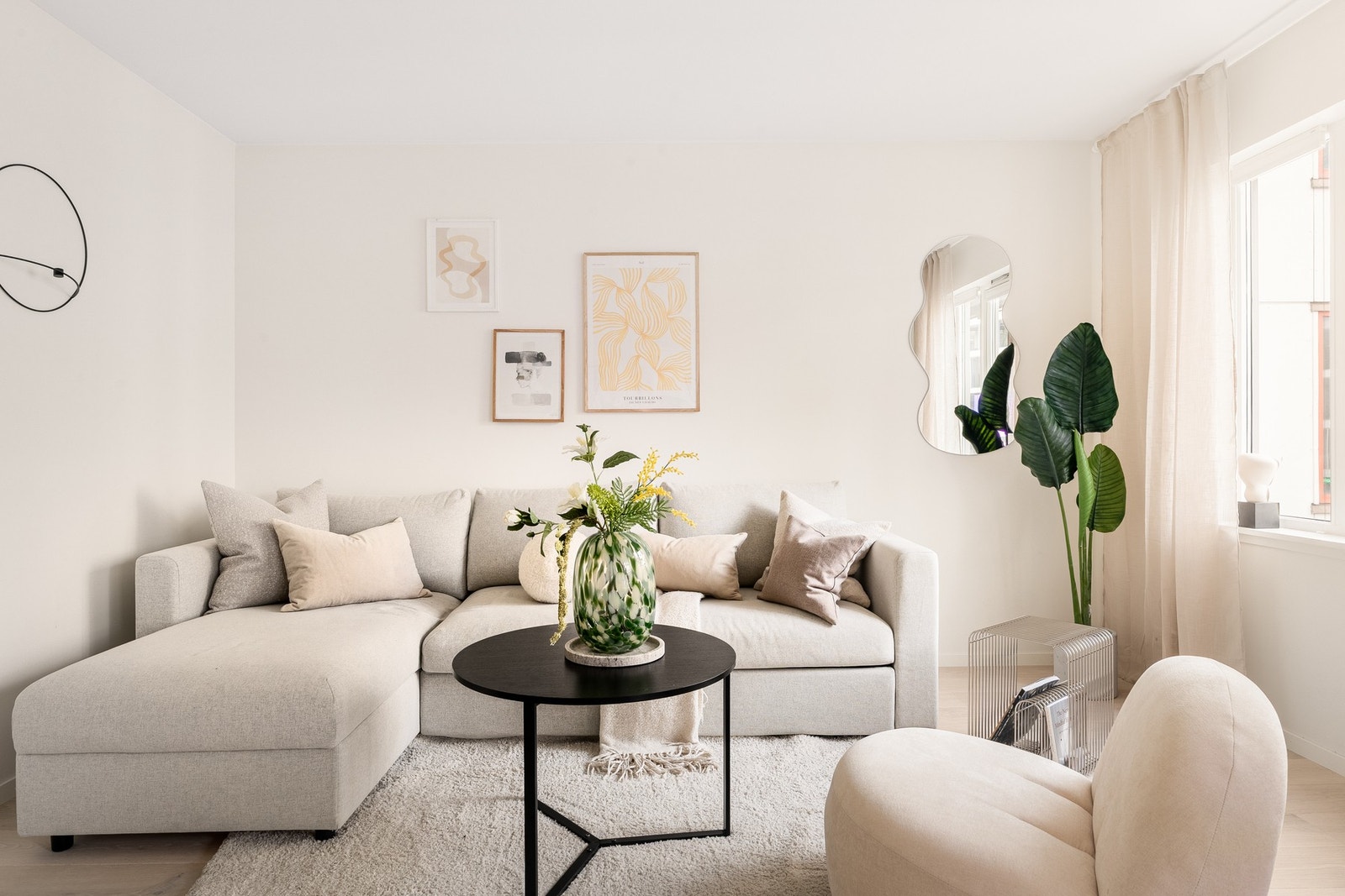 Videre inn i leiligheten finner du den luftige og lyse stuen på 14,6m². Galleribilde