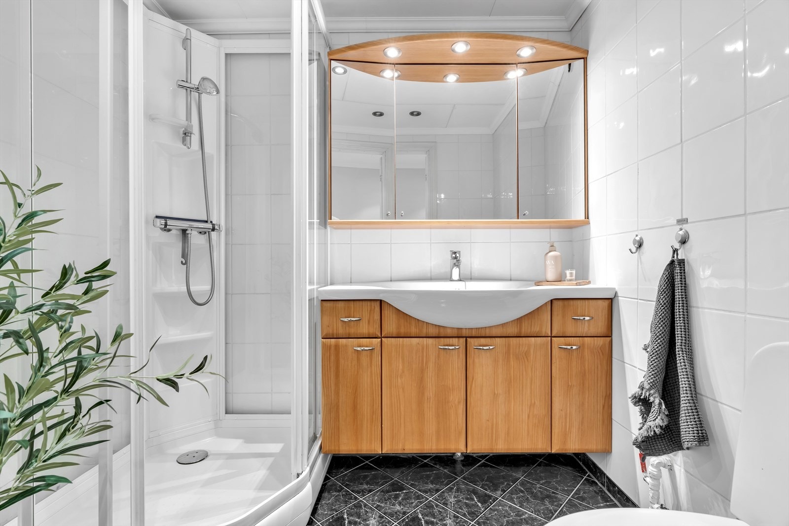 Badet ble ifølge selger pusset opp rundt 2008 og fremstår som moderne og funksjonelt. Galleribilde