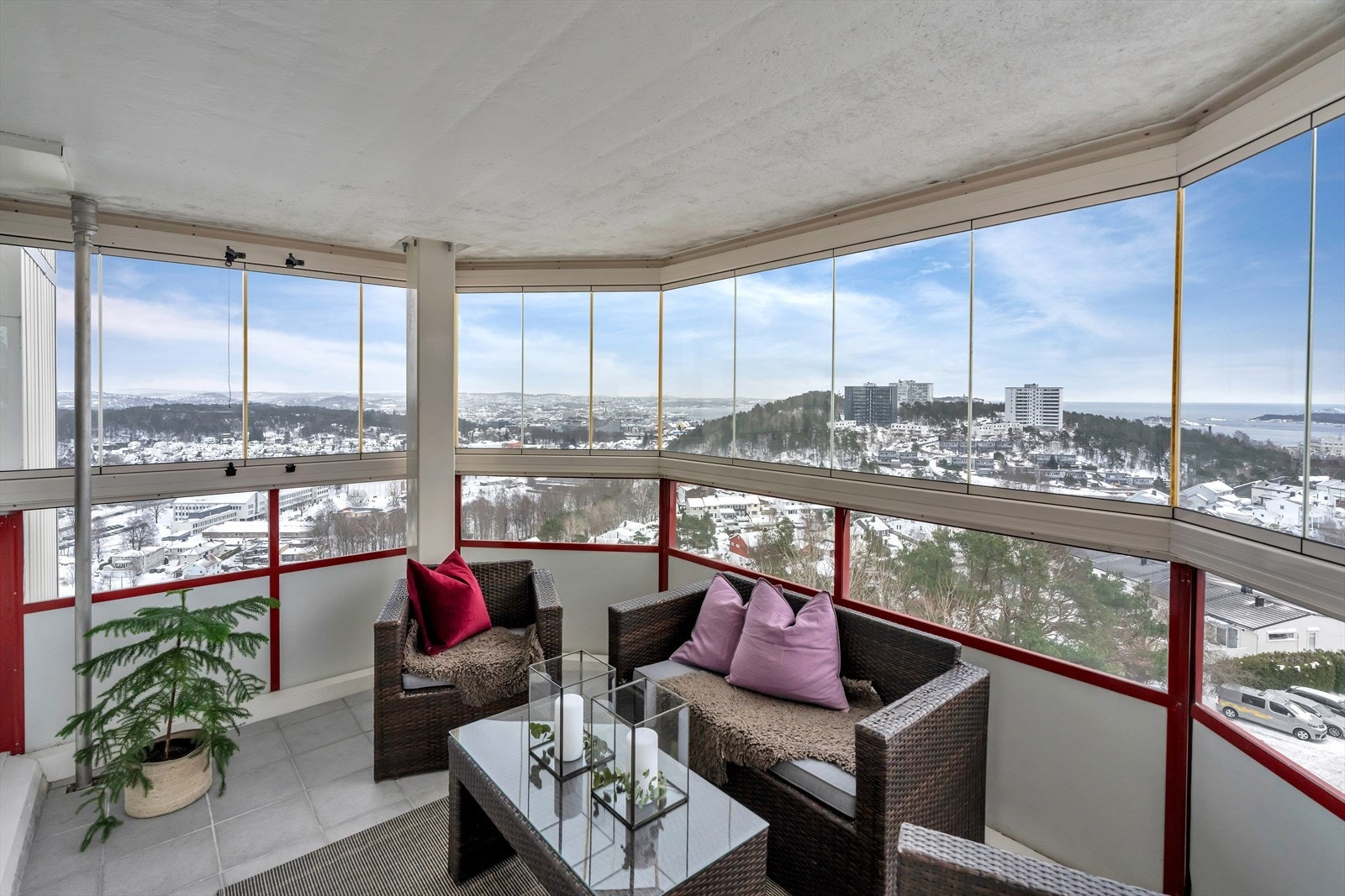 Balkongen har flislagt gulv og byr på god plass til en sittegruppe, slik at du kan nyte måltider eller slappe av i et lunt uterom. Galleribilde