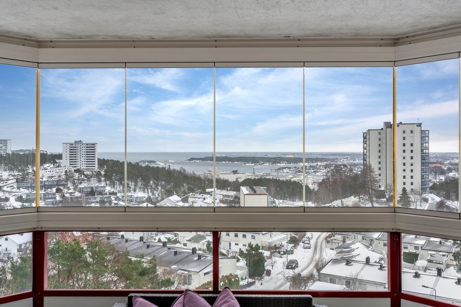 Leiligheten har en innglasset balkong hvor du kan nyte fabelaktig utsikt over innseilingen til Kristiansand, desidert et av høydepunktene med leiligheten. Galleribilde