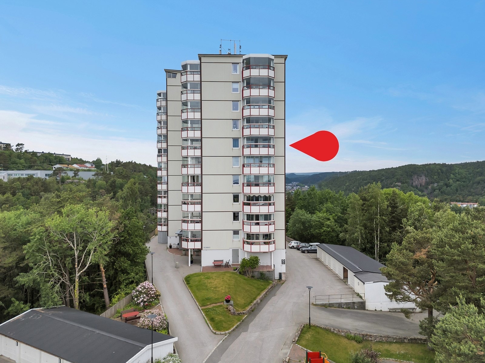 Leiligheten ligger flott til i byggets i 6. etasje og heis tar deg direkte opp i etasjen. Galleribilde