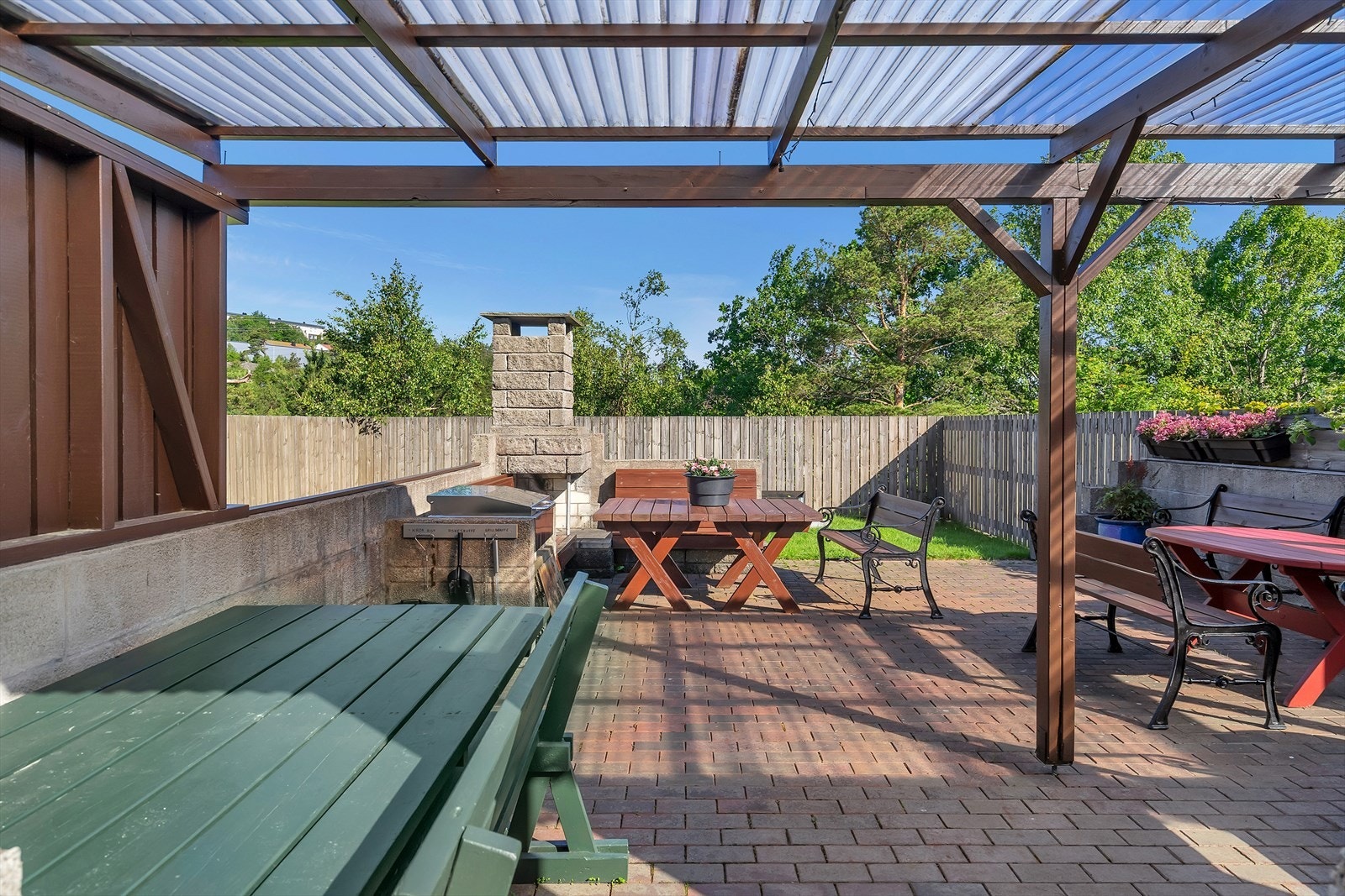 Her finner du flere sittegrupper og grill. Galleribilde