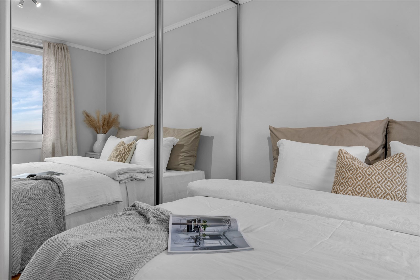 Soverom 1 er utstyrt med garderobeskap som gir rikelig med lagringsplass, noe som skaper en praktisk og ryddig atmosfære. Galleribilde