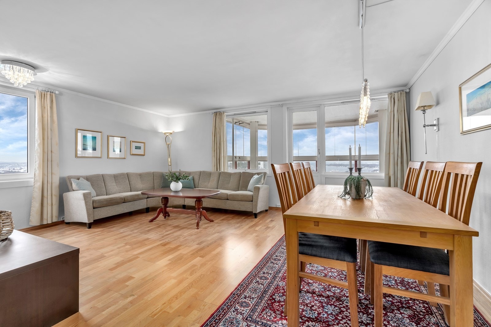 Stuen er romslig med store vinduer som slipper inn rikelig med lys og gir en magisk utsikt. Galleribilde