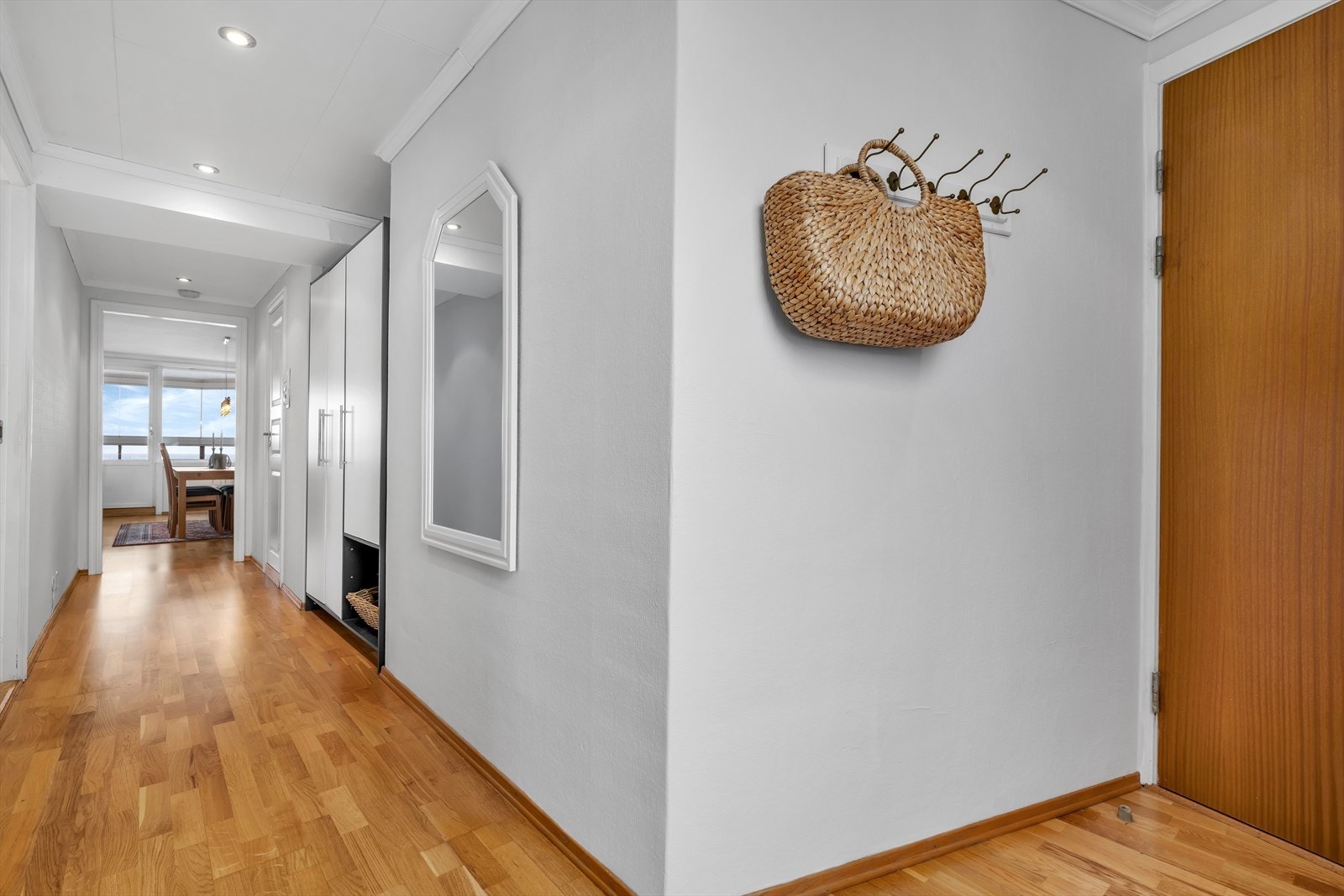 Entreen har god plass til oppbevaring, og et romslig garderobeskap i entreen medfølger salget. Galleribilde