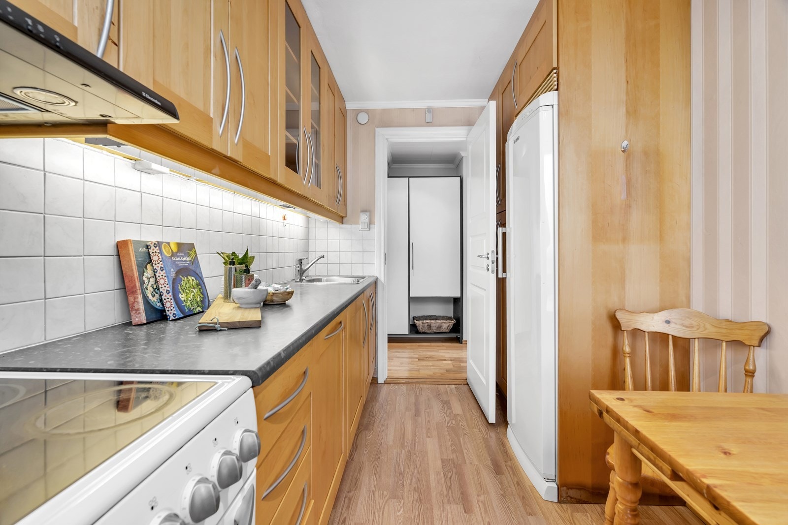 Kjøkkenet har godt med både skapplass og benkeplass, noe som gir praktiske løsninger for oppbevaring og matlaging. Alle hvitevarer på kjøkkenet medfølger i salget. Galleribilde