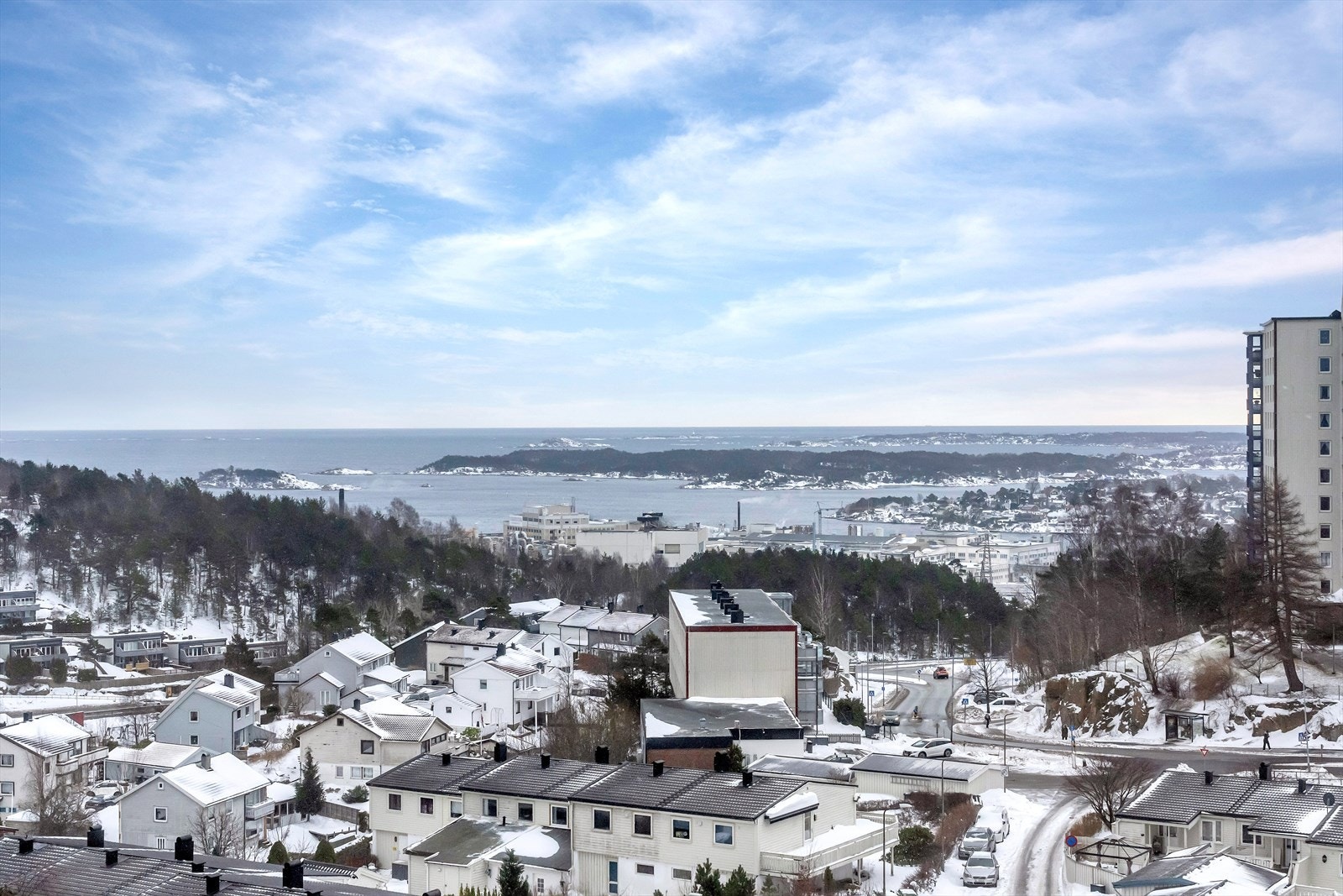Utsikten fra balkongen er rett og slett magisk, med en imponerende panoramautsikt over innseilingen til Kristiansand. Dette er utsikt som virkelig må oppleves! Galleribilde
