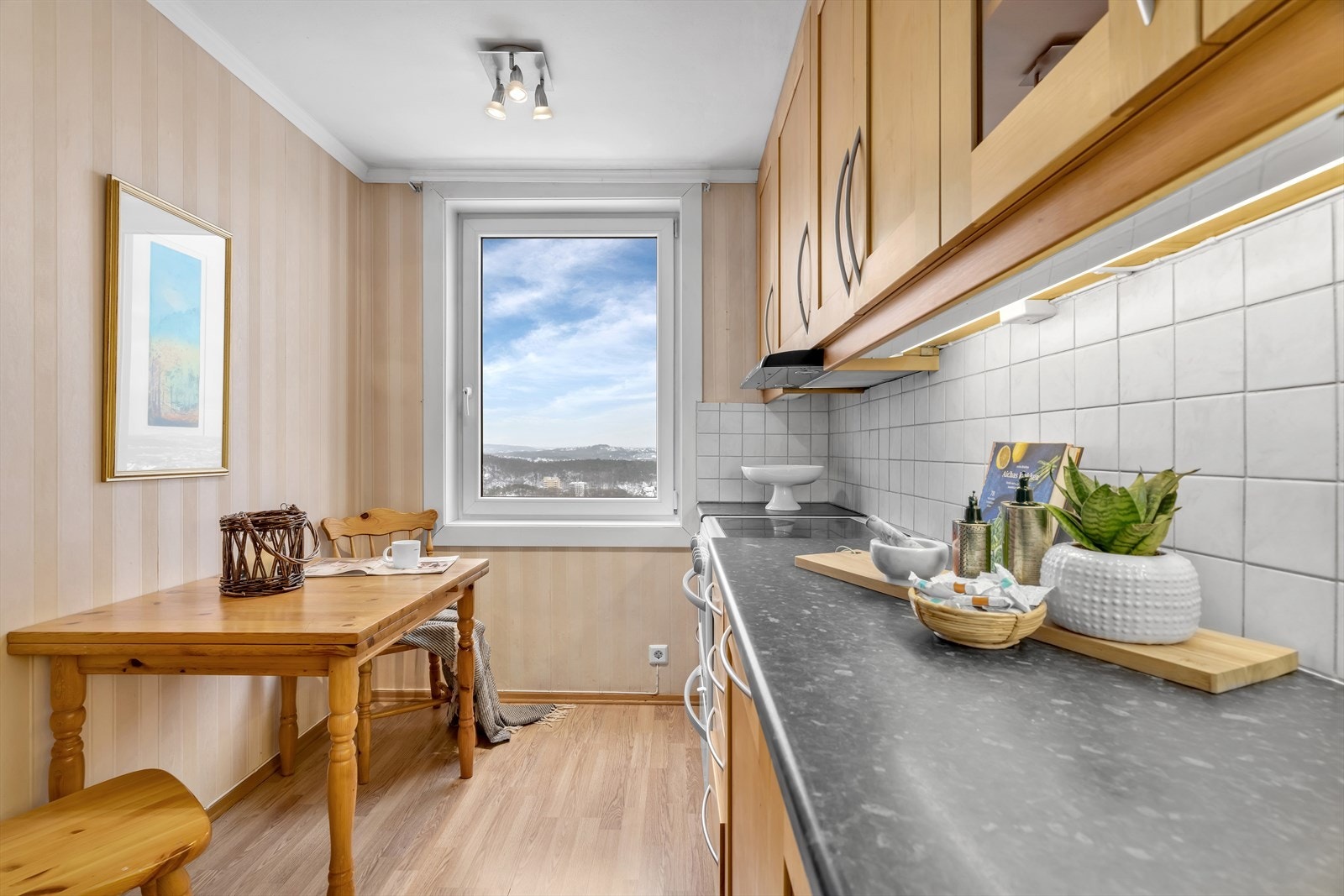 Innredningen har trefronter som gir et klassisk uttrykk, kombinert med en sort laminert benkeplate. Galleribilde