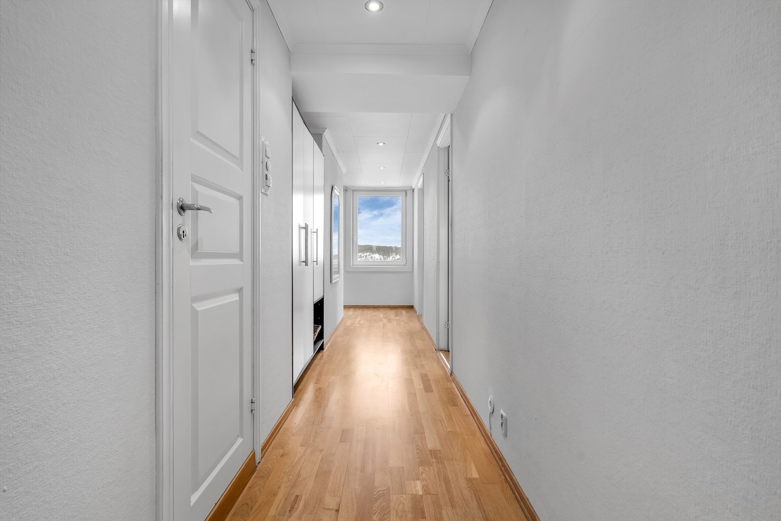 Gangen har spotter i taket som gir godt med lys. Galleribilde