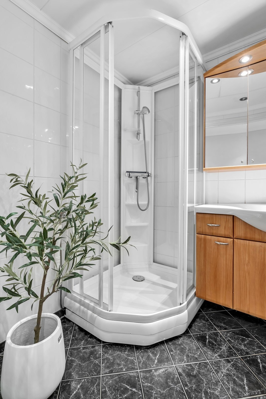 Det er flislagt både på gulv og vegger og har varmekabler i gulvet. Galleribilde