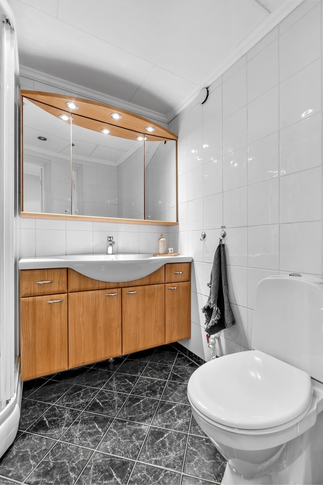 Badet er utstyrt med opplegg for vaskemaskin, servantinnredning, toalett og dusjkabinett. Mekanisk avtrekk sikrer god ventilasjon. Galleribilde