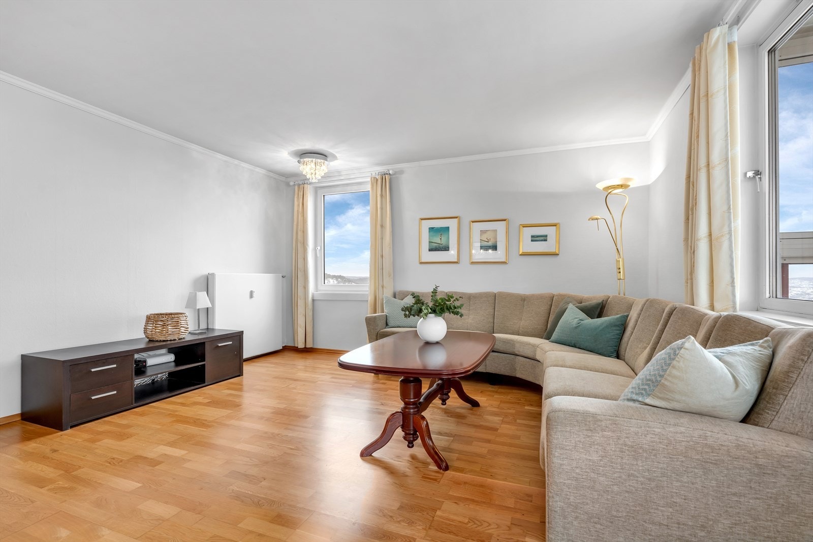 Rommets utforming gir naturlig definerte soner for både en komfortabel sofagruppe og en spisebordsgruppe. Galleribilde