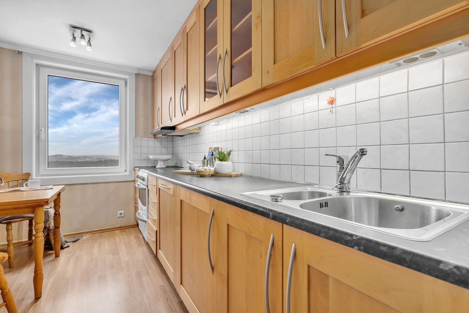 Kjøkkenet i leiligheten ble, ifølge selger, oppusset rundt 2008 og fremstår velholdt. Galleribilde