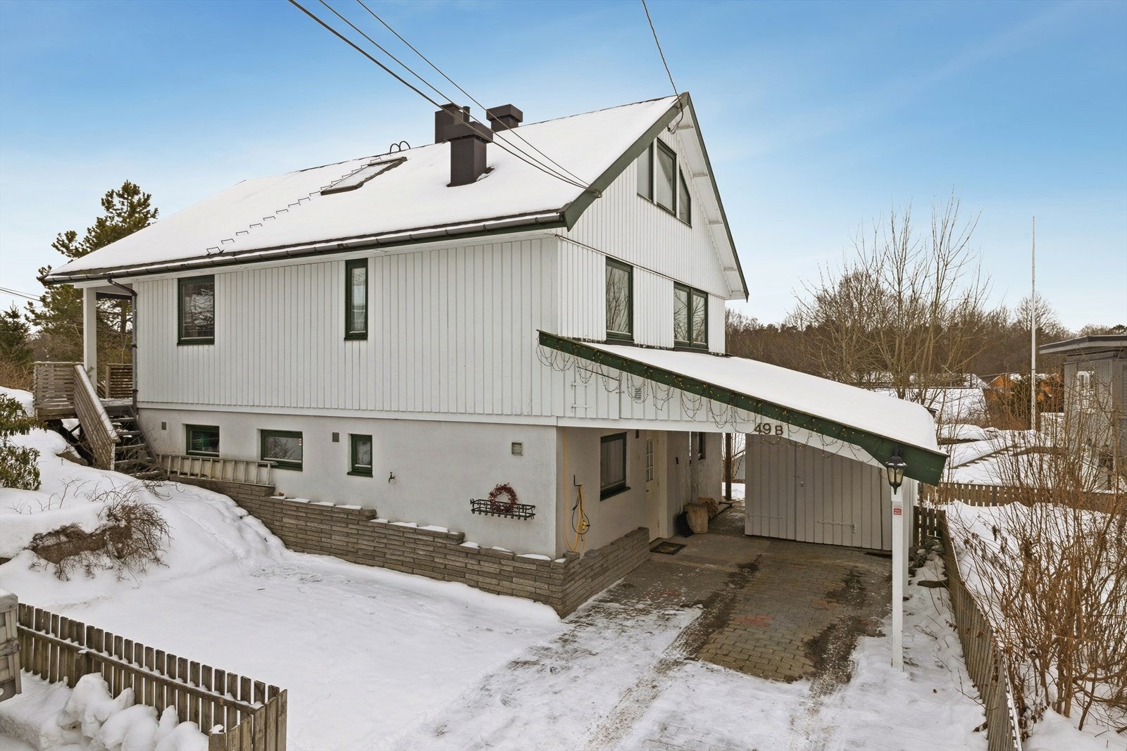 Celine B. Bråthen har gleden av å presentere Hellerudveien 49B! En innholdsrik og familievennlig enebolig med carport og biloppstillingsplass. Galleribilde